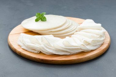 Pirinç patiri Güney Hint yaban ördeği özel yemeği pirinç unu kullanılıyor. Beyaz renkte, ahşap tabanlı, gri desenli arka planda..
