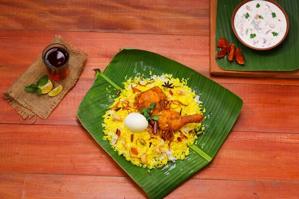 Kerala Chicken Dum Biryani Organizado Tradicionalmente Uma Folha Banana Raita — Fotografia de Stock