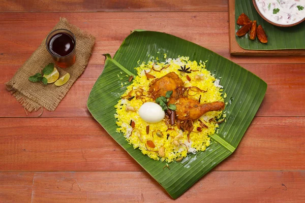 Kerala Chicken Dum Biryani Traditioneel Gerangschikt Een Bananenblad Raita Als — Stockfoto