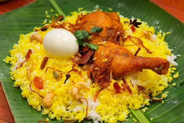 Kerala Chicken Dum Biryani Organizado Tradicionalmente Uma Folha Banana Raita — Fotografia de Stock