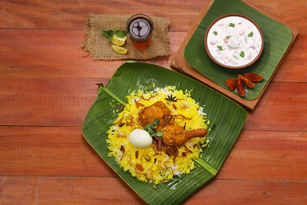 Kerala Chicken Dum Biryani Organizado Tradicionalmente Uma Folha Banana Raita — Fotografia de Stock