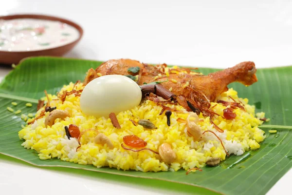 Kerala Chicken Dum Biryani Arreglado Tradicionalmente Una Hoja Plátano Raita —  Fotos de Stock