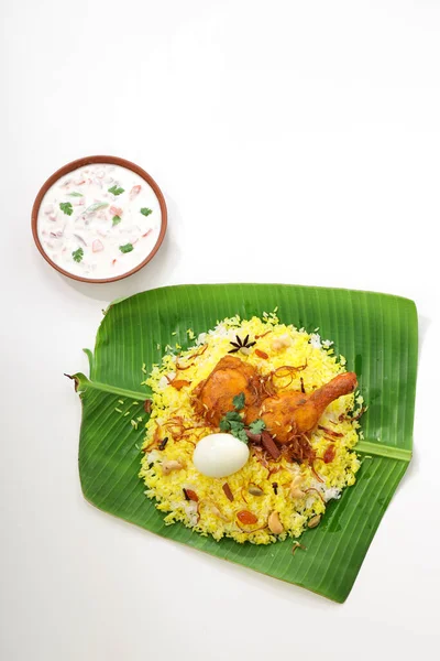 Kerala Chicken Dum Biryani Traditioneel Gerangschikt Een Bananenblad Raita Als — Stockfoto