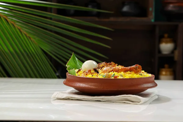 用杰拉尔米和调料制成的 具有白色质感 厨房背景 与外界隔绝的砂土器皿 制成的 喀拉拉拉拉鸡 风格的 — 图库照片