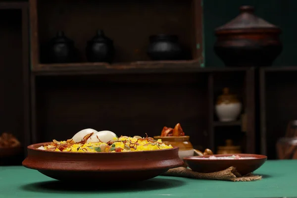 杰拉尔米和调味品制成的茄子伯亚尼 色拉风格的比里亚尼 装在瓷器皿中 配以雷沙和柠檬泡菜作为配菜 有绿色质感 厨房背景 有选择的焦点 — 图库照片