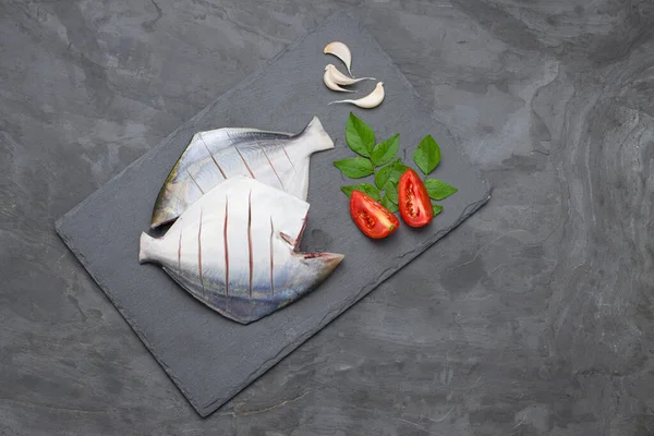 Pommade Blanche Crue Prête Cuire Pomfret Disposée Sur Une Feuille — Photo