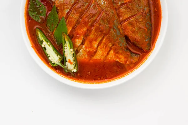 白色石榴咖喱 以印度南部风格制作 有浓密的红色肉汁 配以绿色辣椒 咖喱叶和玛瑙 装在白色陶瓷碗中 背景为白色 — 图库照片