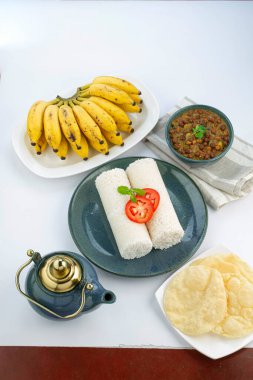 Paça, köri ve muz parçalarıyla birlikte akvaryum tabağına konmuş pirinç unuyla hazırlanmış özel bir kahvaltı.,