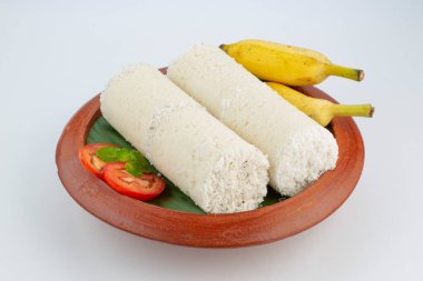 Puttu ya da Beyaz pirinç puttu Kerala özel kahvaltı malzemeleri pirinç unu ile yapılır ve çok sağlıklıdır ve beyaz desenli arka planda bir toprak takımında düzenlenmiştir.