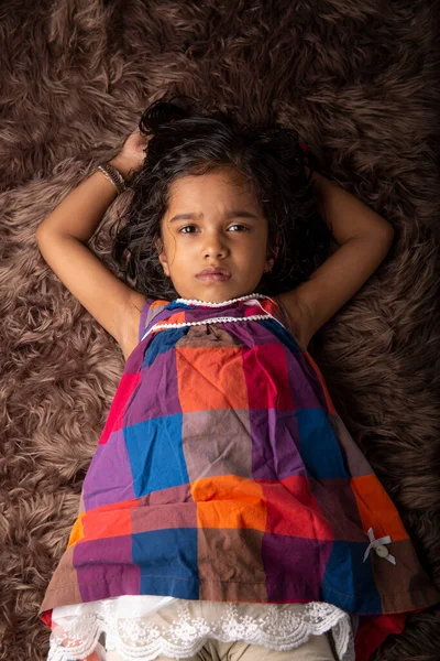 Śpiący Dzieciak Dziecko Wykazujące Dyskomfort Leżące Syntetycznym Dywanie Kolorze Brązowym — Zdjęcie stockowe