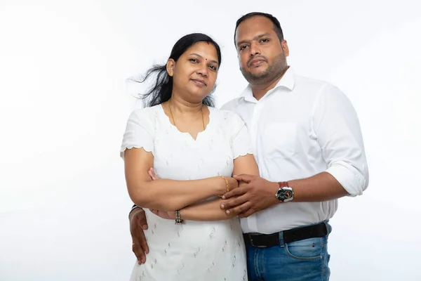 Casais Indianos Retrato Casal Indiano Feliz Isolado Fundo Branco — Fotografia de Stock