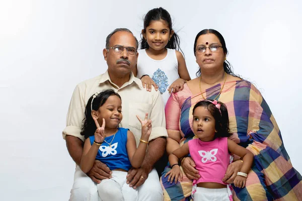 Mutlu Hint Ailesi Büyükanne Büyükbaba Çocuklar Beyaz Arka Planda Izole — Stok fotoğraf