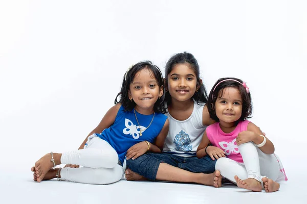 Indian Kids Portret Van Drie Indiase Meisje Kinderen Geïsoleerd Witte — Stockfoto