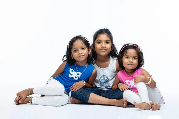 Indian Kids Portret Van Drie Indiase Meisje Kinderen Geïsoleerd Witte — Stockfoto