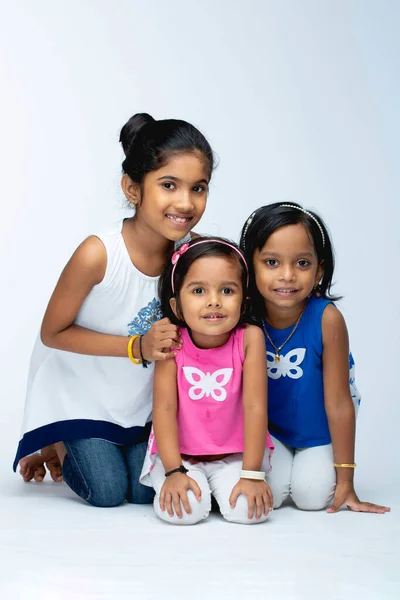 Indian Kids Portret Van Drie Indiase Meisje Kinderen Geïsoleerd Witte — Stockfoto