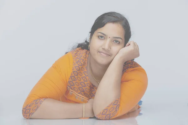 インドの脂肪の女性 白いテクスチャの背景に横たわっている脂肪のインドの女性のカジュアルなポーズ 白い背景に隔離された — ストック写真