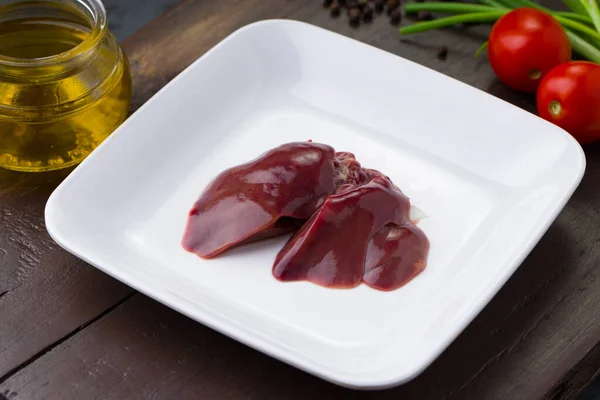 Rohe Hühnerleber Schön Einer Weißen Keramikteller Mit Kleinen Tomaten Frühlingszwiebeln — Stockfoto