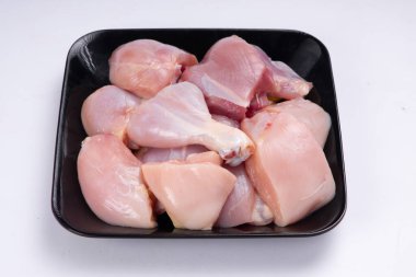 Çiğ tavuk köri derisiz kesilmiş siyah beyaz arka planda düzenlenmiş