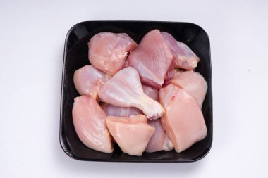 Çiğ tavuk köri derisiz kesilmiş siyah beyaz arka planda düzenlenmiş