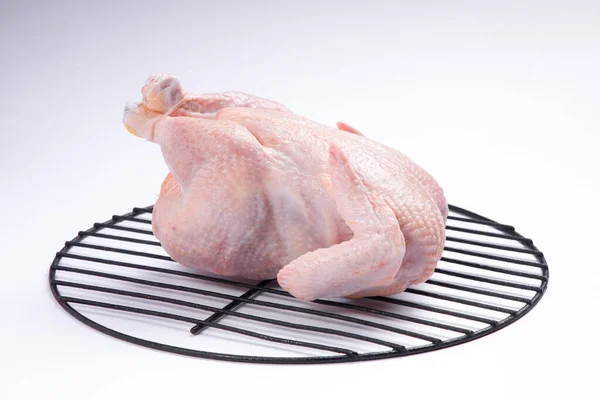 Surowy Cały Kurczak Skórą Ustawioną Grillu Kolorze Białym Jako Tło — Zdjęcie stockowe
