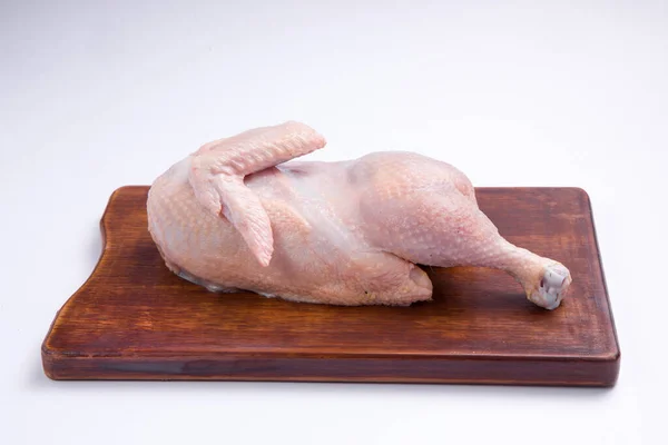 Mezza Gallina Cruda Con Pelle Disposta Tavola Legno Marrone Con — Foto Stock