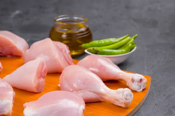 Pollo Crudo Tierno Curry Cortado Sin Piel Arreglado Sobre Tabla —  Fotos de Stock