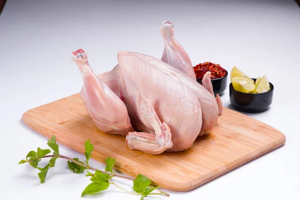 Pollo Fresco Crudo Intero Posto Tavola Legno Guarnito Con Foglia — Foto Stock