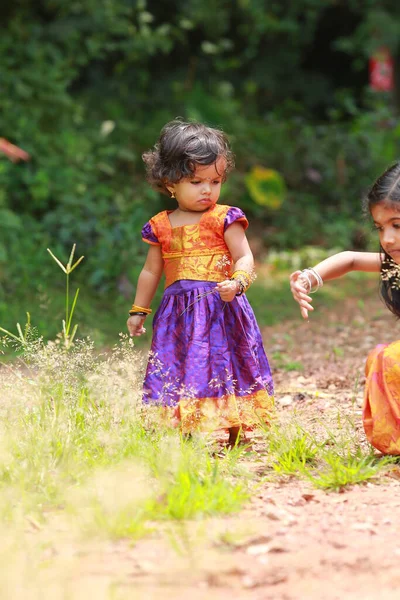 Südindische Mädchen Tragen Schöne Traditionelle Kleidung Langen Rock Und Bluse — Stockfoto