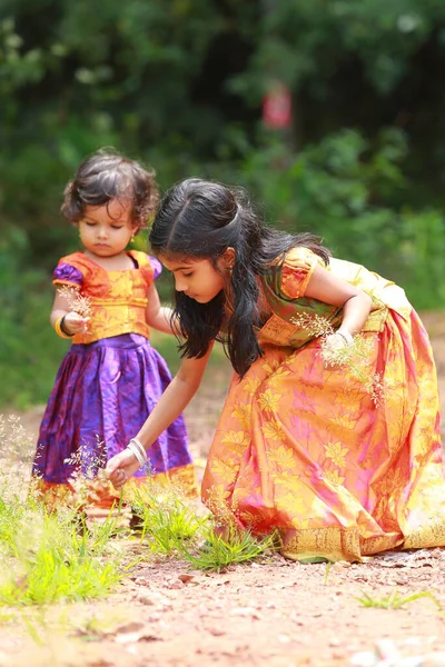 Νότια Ινδική Κορίτσια Παιδιά Φορώντας Όμορφο Παραδοσιακό Φόρεμα Μακριά Φούστα — Φωτογραφία Αρχείου