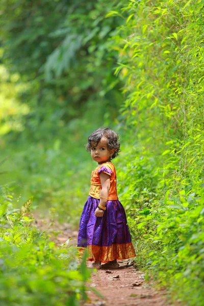 South Indian Cute Girl Kid Sobie Piękne Tradycyjne Sukienka Długa — Zdjęcie stockowe