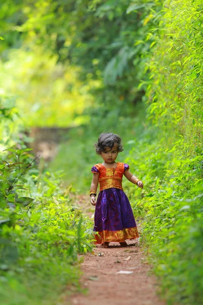 South Indian Cute Girl Kid Sobie Piękne Tradycyjne Sukienka Długa — Zdjęcie stockowe