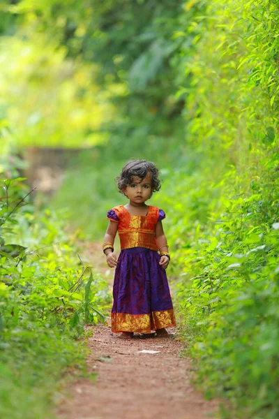 Νότια Ινδική Χαριτωμένο Κορίτσι Παιδί Φορώντας Όμορφο Παραδοσιακό Φόρεμα Μακριά — Φωτογραφία Αρχείου