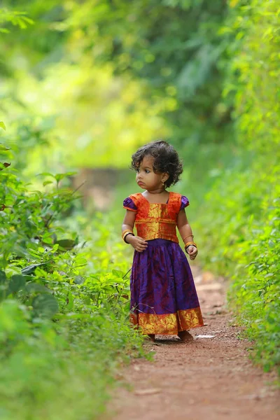 Νότια Ινδική Χαριτωμένο Κορίτσι Παιδί Φορώντας Όμορφο Παραδοσιακό Φόρεμα Μακριά — Φωτογραφία Αρχείου