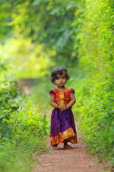 South Indian Cute Girl Kid Sobie Piękne Tradycyjne Sukienka Długa — Zdjęcie stockowe