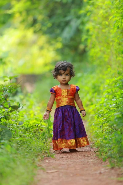 South Indian Cute Girl Kid Sobie Piękne Tradycyjne Sukienka Długa — Zdjęcie stockowe