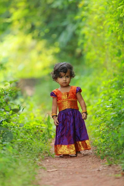 South Indian Cute Girl Kid Sobie Piękne Tradycyjne Sukienka Długa — Zdjęcie stockowe