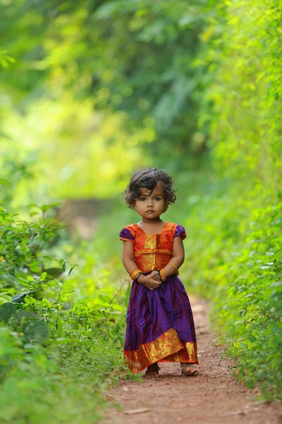 South Indian Cute Girl Kid Sobie Piękne Tradycyjne Sukienka Długa — Zdjęcie stockowe