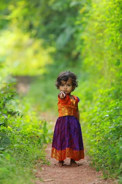 Dél Indiai Aranyos Lány Gyerek Visel Gyönyörű Hagyományos Ruha Hosszú — Stock Fotó