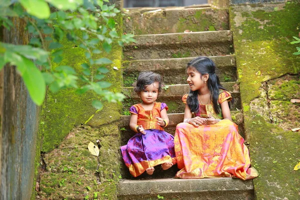 Südindische Mädchen Tragen Schöne Traditionelle Kleidung Langen Rock Und Bluse — Stockfoto