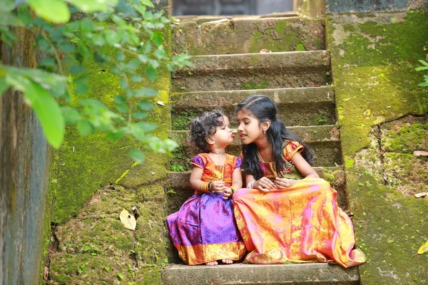 Jižní Indické Dívky Děti Nosí Krásné Tradiční Šaty Dlouhé Sukně — Stock fotografie