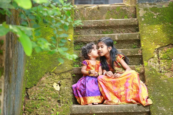 Enfant Fille Sud Indienne Portant Une Belle Robe Traditionnelle Jupe — Photo