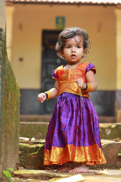 Dél Indiai Lány Gyerek Visel Gyönyörű Hagyományos Ruha Hosszú Szoknya — Stock Fotó