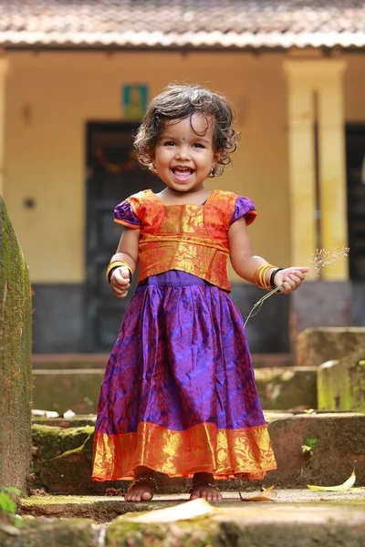 Dél Indiai Lány Gyerek Visel Gyönyörű Hagyományos Ruha Hosszú Szoknya — Stock Fotó