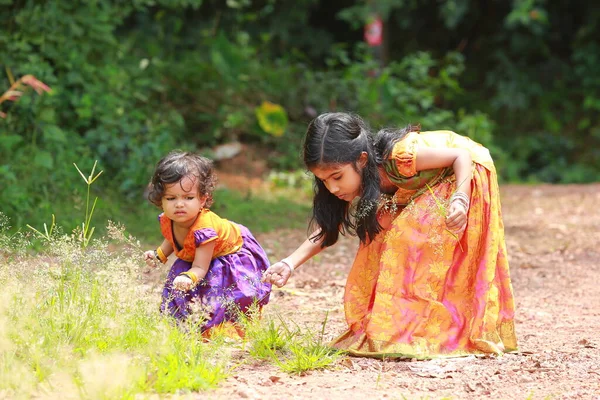 South Indian Dziewczyny Dzieci Sobie Piękne Tradycyjne Sukienka Długa Spódnica — Zdjęcie stockowe