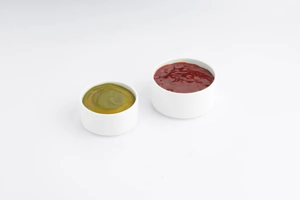 Соус Красный Помидор Зеленый Холодный Соус Расположены Белой Керамической Посуда — стоковое фото