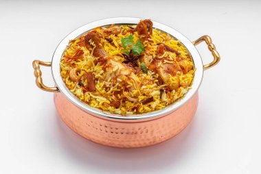 Tavuk biryani, kerala stili tavuk dhum biryani jeera pilavı ve baharatlarla yapılmış. Beyaz arka planda, pirinç servis kasesinde servis ediliyor.