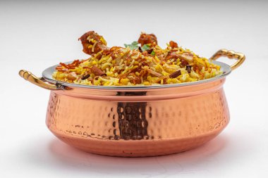Tavuk biryani, kerala stili tavuk dhum biryani jeera pilavı ve baharatlarla yapılmış. Beyaz arka planda, pirinç servis kasesinde servis ediliyor.