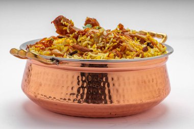 Tavuk biryani, kerala stili tavuk dhum biryani jeera pilavı ve baharatlarla yapılmış. Beyaz arka planda, pirinç servis kasesinde servis ediliyor.