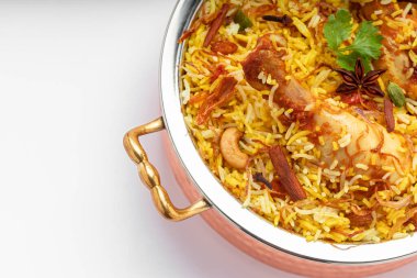 Tavuk biryani, kerala stili tavuk dhum biryani jeera pilavı ve baharatlarla yapılmış. Beyaz arka planda, pirinç servis kasesinde servis ediliyor.