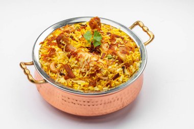 Tavuk biryani, kerala stili tavuk dhum biryani jeera pilavı ve baharatlarla yapılmış. Beyaz arka planda, pirinç servis kasesinde servis ediliyor.